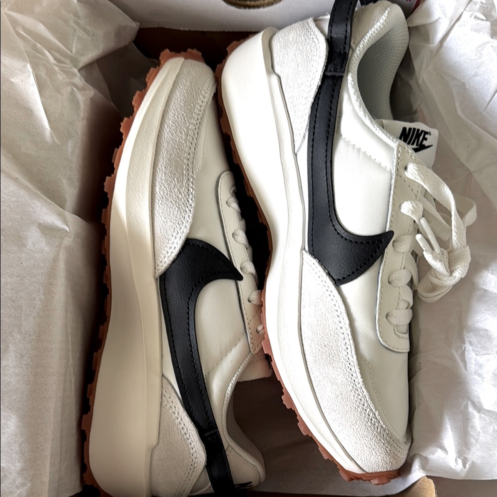 Nike White and Black Sneakers